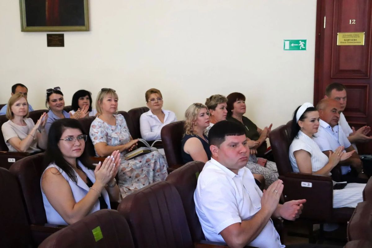 После непростой ночи для муниципалитета аппаратное совещание рабочей недели в районной администрации всё же начали с торжественного награждения После непростой ночи для муниципалитета аппаратное совещание рабочей недели в районной администрации всё же начали с торжественного награждения