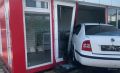 Иномарка протаранила торговый павильон в Краснодаре