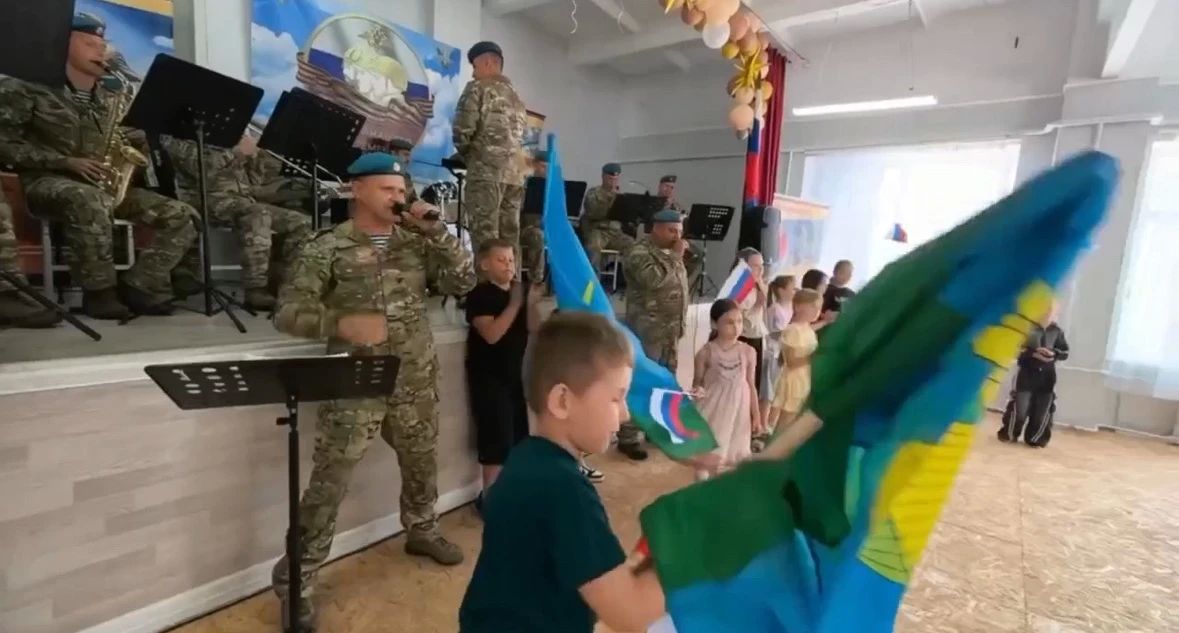 Десантники Новороссийского соединения ВДВ провели серию патриотических уроков в школах ДНР в рамках акции «Герои нашего времени»