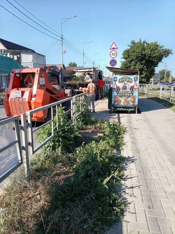 И снова понедельник, и снова ейские коммунальщики с самого утра на страже санитарного порядка на городских улицах – работы по покосу сорной растительности и уборке несанкционированных свалок в самом разгаре:... И снова понедельник, и снова ейские коммунальщики с самого утра на страже санитарного порядка на городских улицах – работы по покосу сорной растительности и уборке несанкционированных свалок в самом разгаре:...