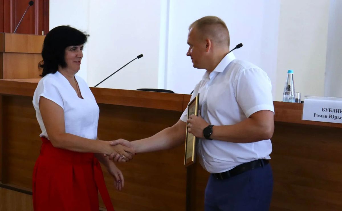 После непростой ночи для муниципалитета аппаратное совещание рабочей недели в районной администрации всё же начали с торжественного награждения После непростой ночи для муниципалитета аппаратное совещание рабочей недели в районной администрации всё же начали с торжественного награждения