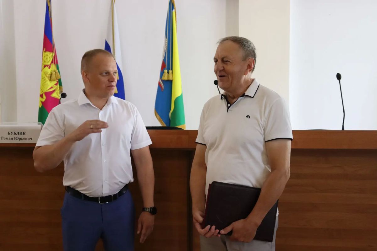 После непростой ночи для муниципалитета аппаратное совещание рабочей недели в районной администрации всё же начали с торжественного награждения После непростой ночи для муниципалитета аппаратное совещание рабочей недели в районной администрации всё же начали с торжественного награждения