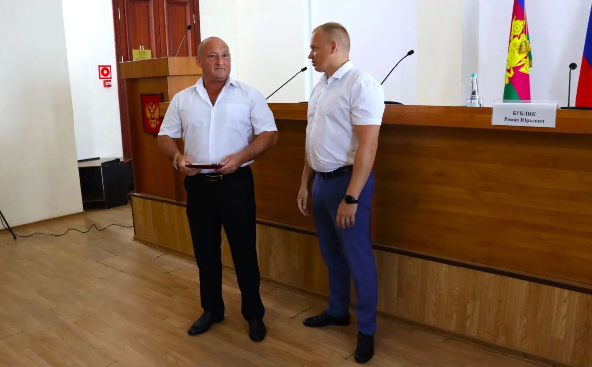 После непростой ночи для муниципалитета аппаратное совещание рабочей недели в районной администрации всё же начали с торжественного награждения После непростой ночи для муниципалитета аппаратное совещание рабочей недели в районной администрации всё же начали с торжественного награждения