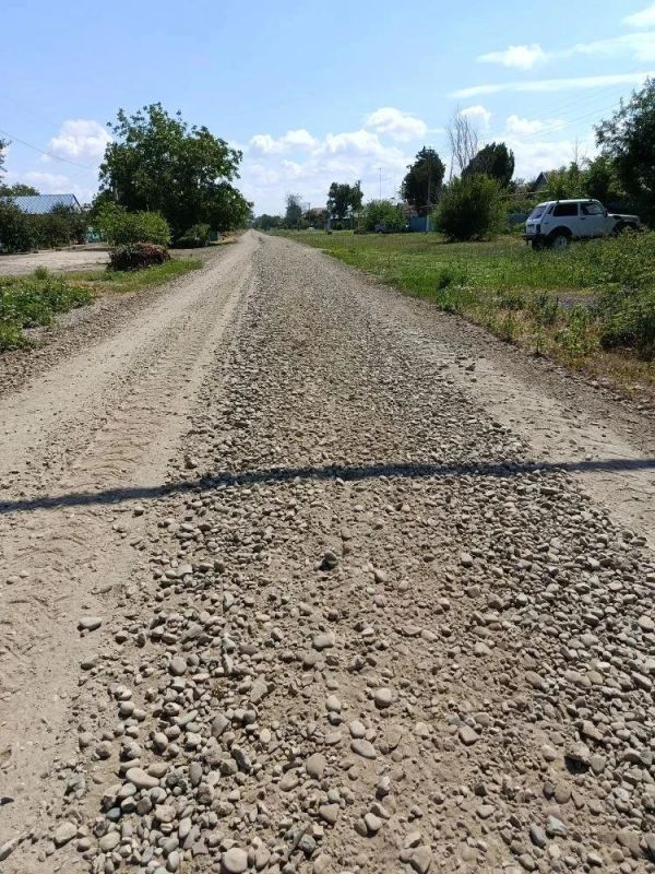 Завершены работы по грейдированию дорог в посёлках Мирный и Моревка Завершены работы по грейдированию дорог в посёлках Мирный и Моревка