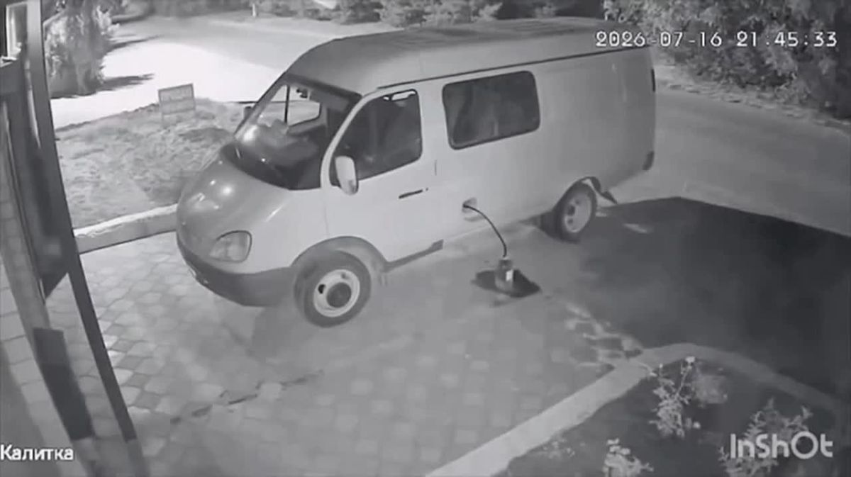 Мужчины сливали бензин из чужого авто и прятались в кустах