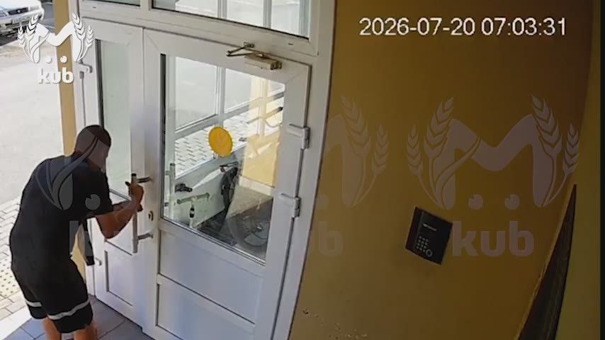 Демон с оранжевым пакетом два дня подряд выдирал дверь в подъезд многоэтажки на Молодёжном