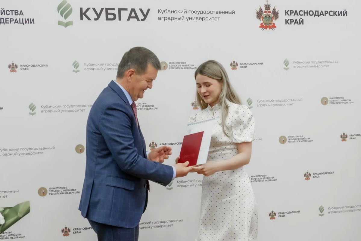 Начальник Краснодарского гарнизона полиции Андрей Платонов принял участие в торжественном вручении дипломов выпускникам юридического факультета КубГАУ Начальник Краснодарского гарнизона полиции Андрей Платонов принял участие в торжественном вручении дипломов выпускникам юридического факультета КубГАУ