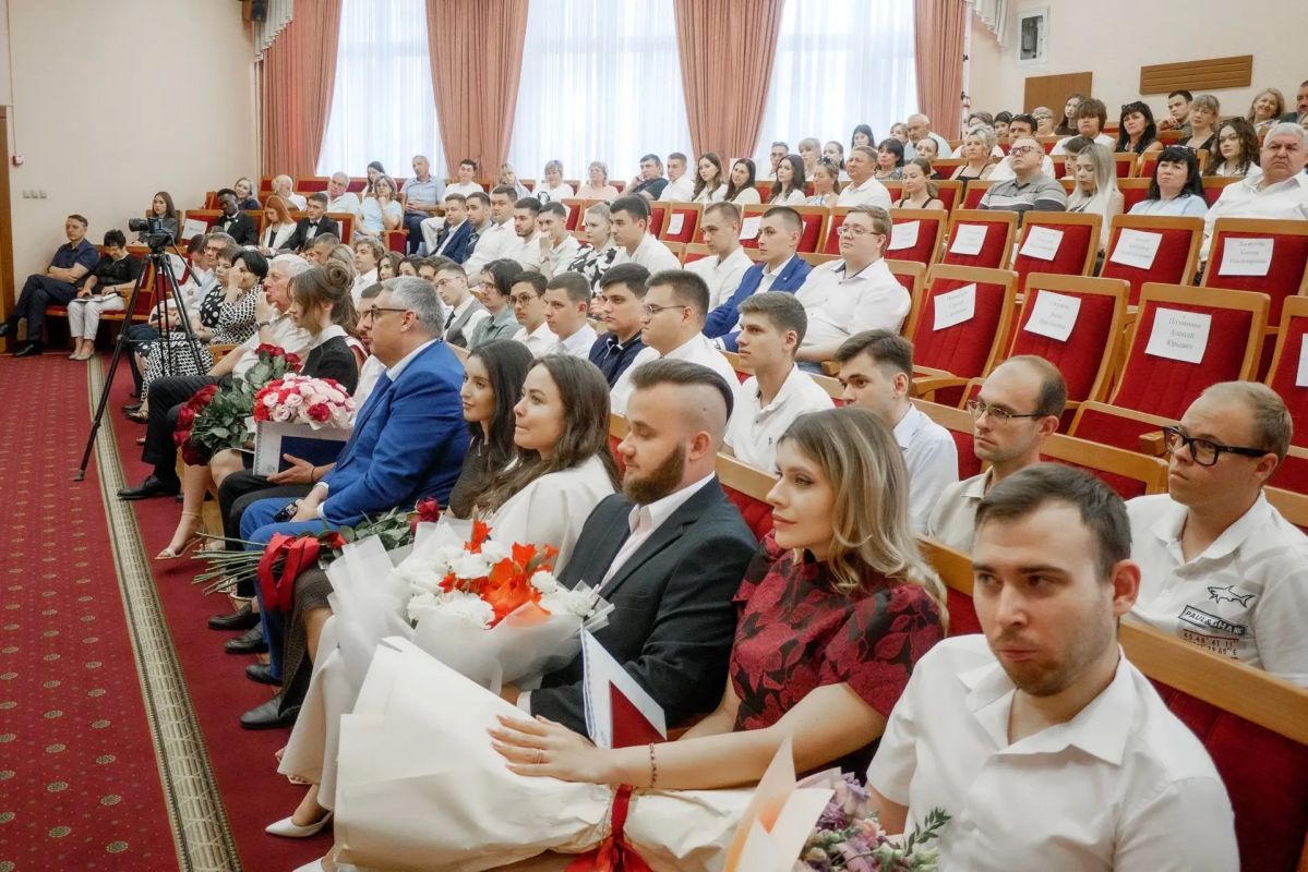 Начальник Краснодарского гарнизона полиции Андрей Платонов принял участие в торжественном вручении дипломов выпускникам юридического факультета КубГАУ Начальник Краснодарского гарнизона полиции Андрей Платонов принял участие в торжественном вручении дипломов выпускникам юридического факультета КубГАУ