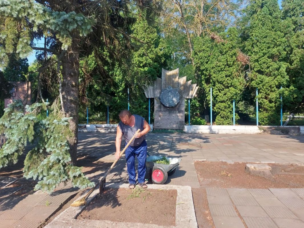Сегодняшнее утро сотрудники ДК п.Комсомолец Ейского района начали с субботника Сегодняшнее утро сотрудники ДК п.Комсомолец Ейского района начали с субботника