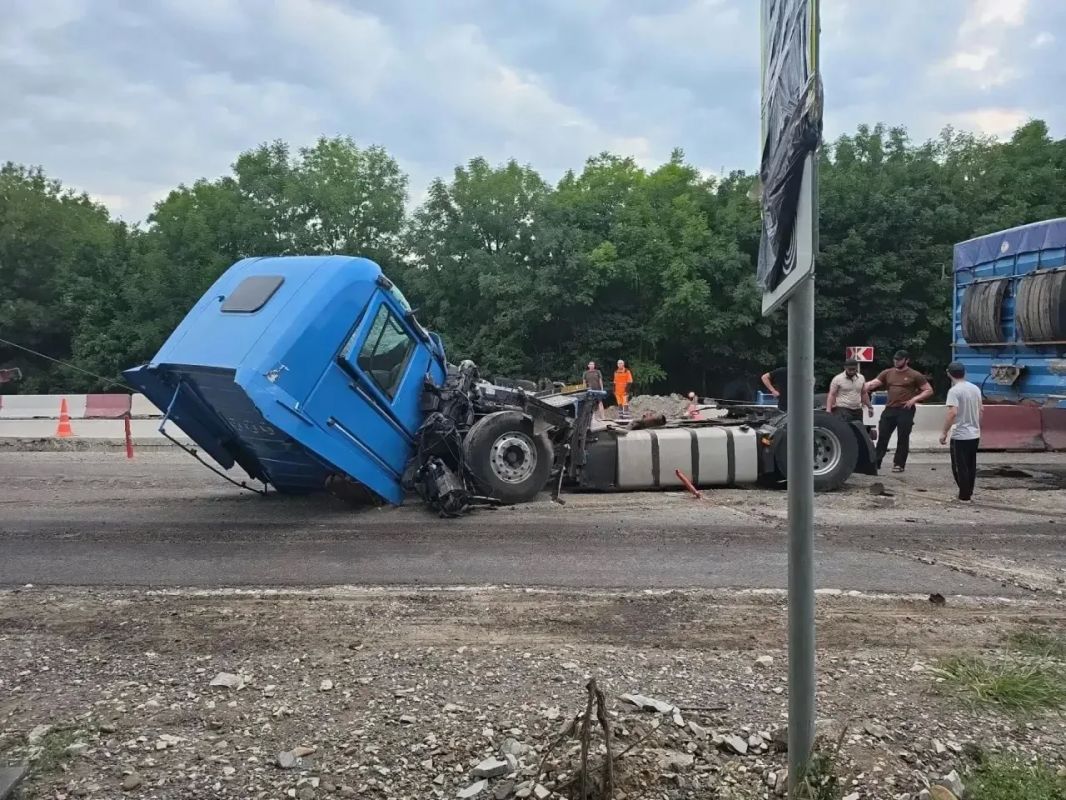 Грузовик перевернулся и засыпал дорогу зерном в Новороссийске Грузовик перевернулся и засыпал дорогу зерном в Новороссийске