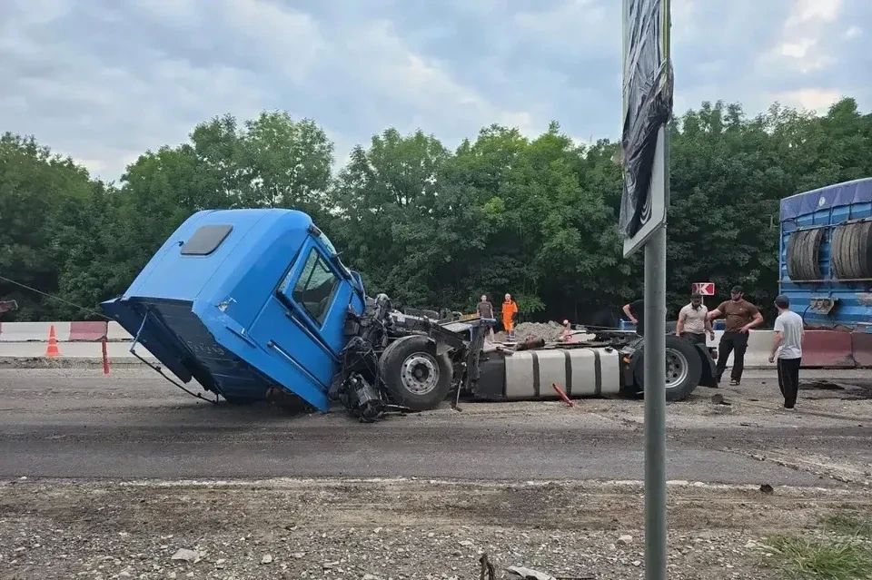 На трассе под Новороссийском столкнулись два грузовика