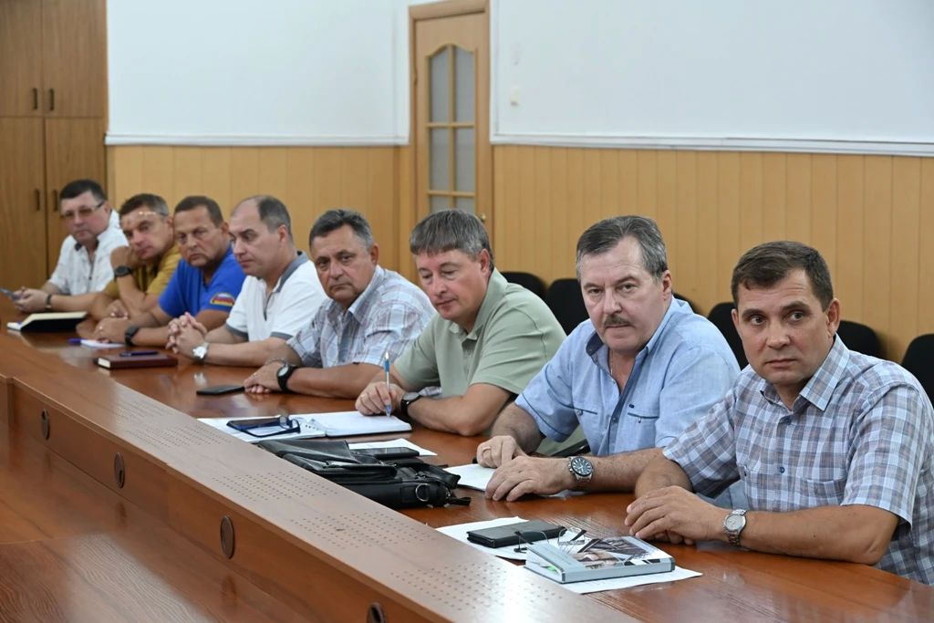 Глава Ейского района Роман Бублик провел совещание, посвященное взаимодействию администрации с различными службами и ведомствами в случае возникновения чрезвычайных ситуаций Глава Ейского района Роман Бублик провел совещание, посвященное взаимодействию администрации с различными службами и ведомствами в случае возникновения чрезвычайных ситуаций