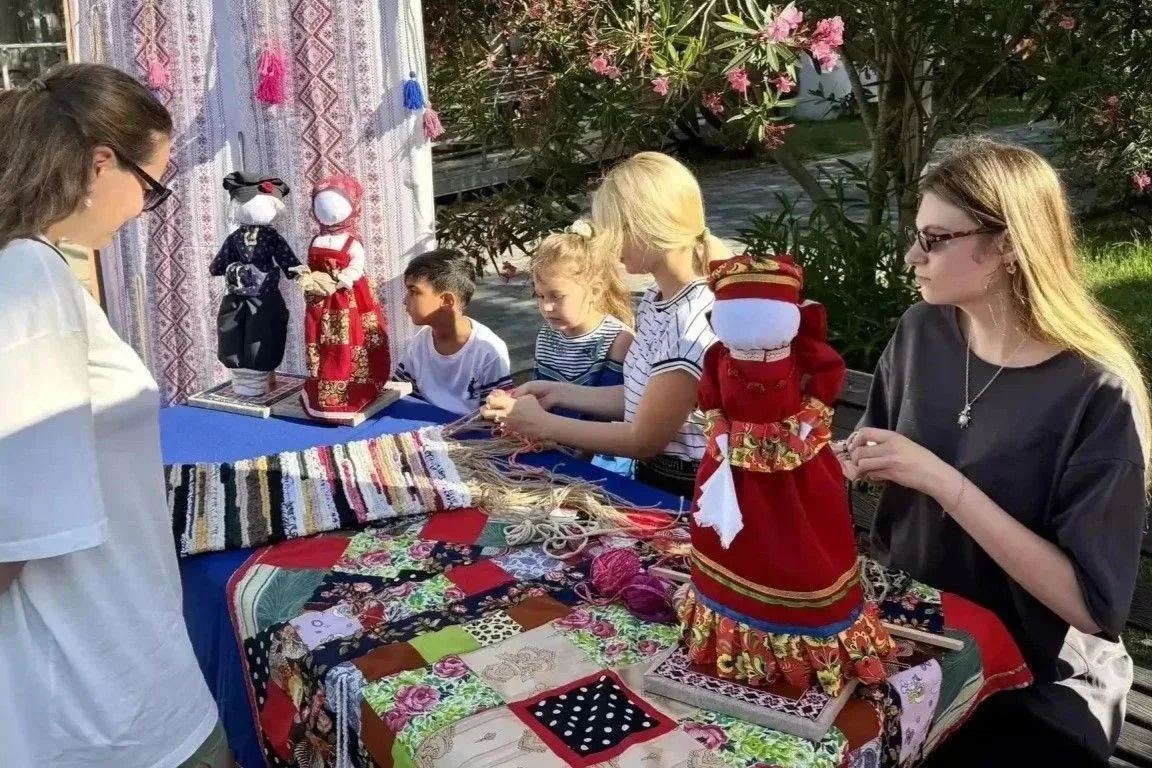 В Сочи продолжают работу детские и молодежные летние досуговые площадки В Сочи продолжают работу детские и молодежные летние досуговые площадки