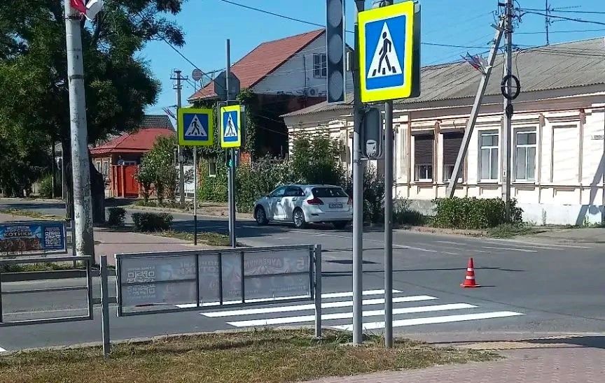 Сотрудники МБУ «ККБУ» обновили дорожную разметку на улице Первомайской в Ейске Сотрудники МБУ «ККБУ» обновили дорожную разметку на улице Первомайской в Ейске