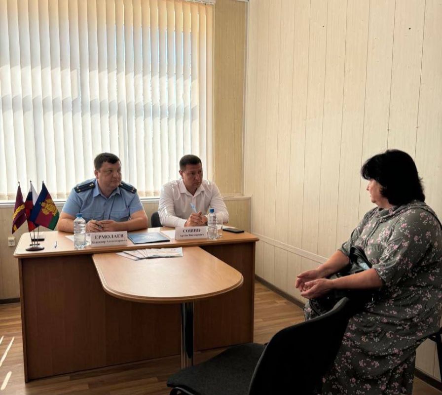 Работниками прокуроратуры Приморско-Ахтарского района проведен выездной прием членов семей участников СВО в территориально отдаленном населенном пункте ст. Ольгинской Работниками прокуроратуры Приморско-Ахтарского района проведен выездной прием членов семей участников СВО в территориально отдаленном населенном пункте ст. Ольгинской