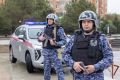 Набросился с кулаками и покусал охранников