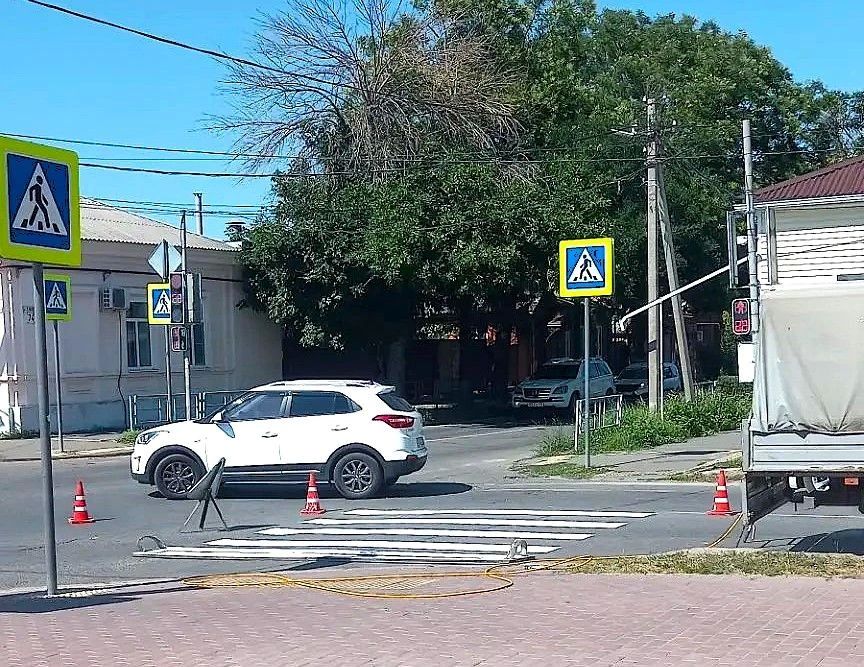 Сотрудники МБУ «ККБУ» обновили дорожную разметку на улице Первомайской в Ейске Сотрудники МБУ «ККБУ» обновили дорожную разметку на улице Первомайской в Ейске