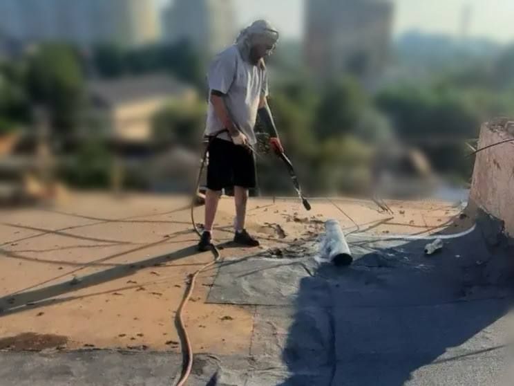Последствия атаки БПЛА продолжают устранять в Краснодаре Последствия атаки БПЛА продолжают устранять в Краснодаре