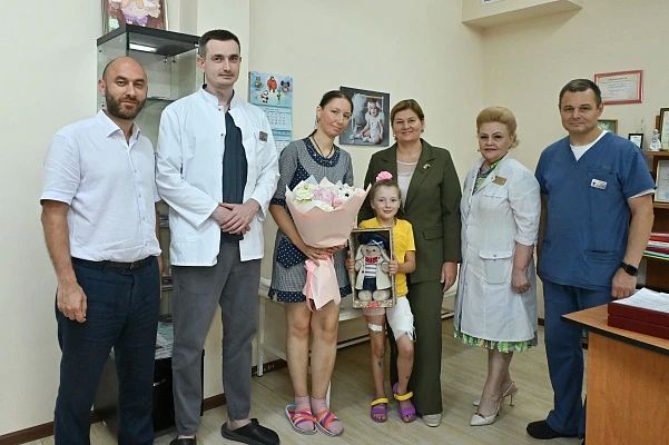 Пострадавшая при атаке БПЛА 7-летняя девочка идет на поправку