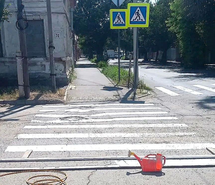 Сотрудники МБУ «ККБУ» обновили дорожную разметку на улице Первомайской в Ейске Сотрудники МБУ «ККБУ» обновили дорожную разметку на улице Первомайской в Ейске