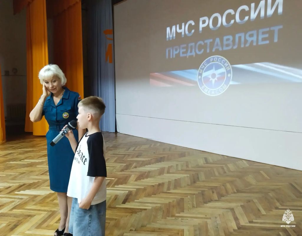 Вместе за безопасность: сотрудники МЧС России продолжают проводить занятия в детских лагерях Вместе за безопасность: сотрудники МЧС России продолжают проводить занятия в детских лагерях