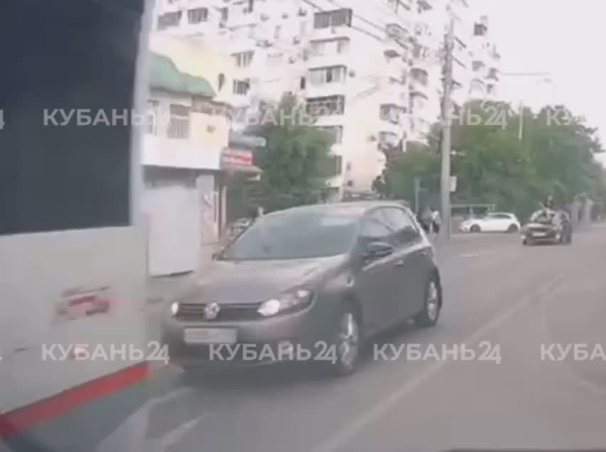 Краснодарец залез на капот машины после ссоры с женой и прокатился так по улице Черкасской
