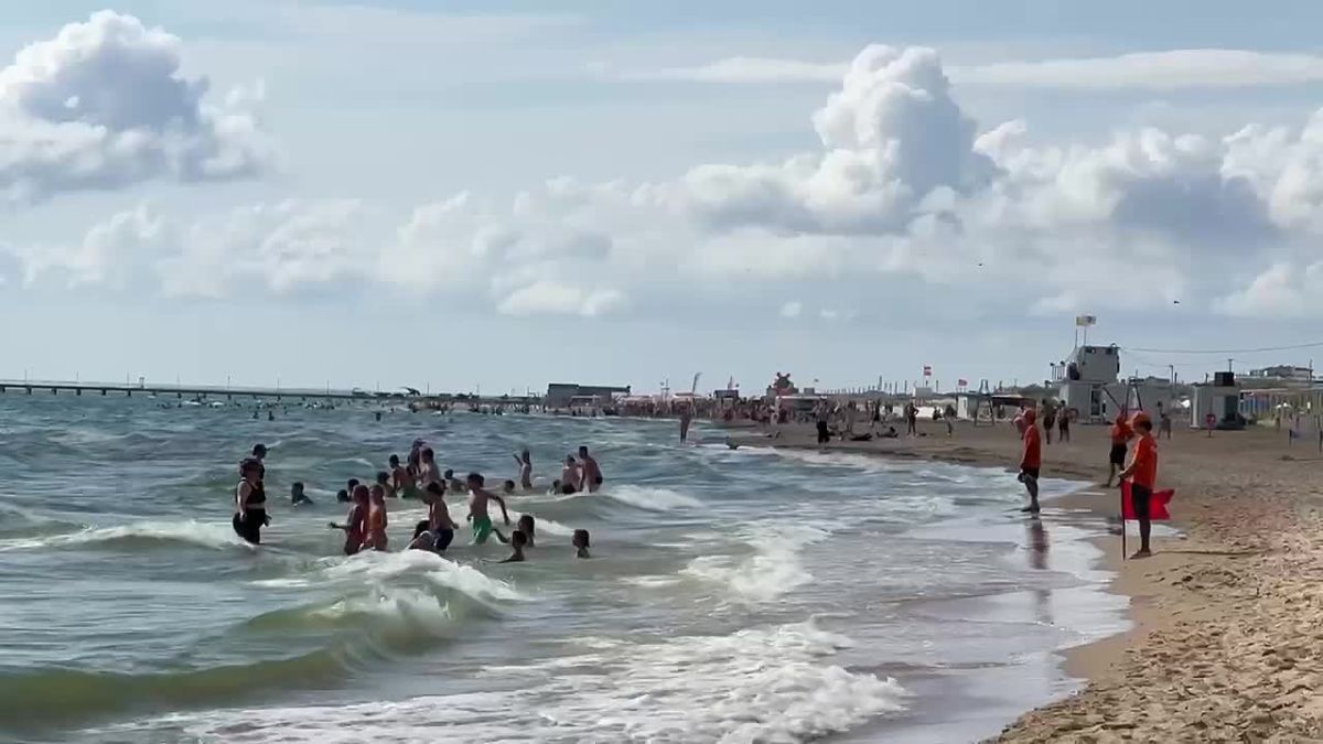 На пляжах Анапы полностью завершили отсыпку дополнительного слоя чистого песка Об этом сообщили на заседании правительственной комиссии по ликвидации последствий ЧС в Керченском проливе, которое провел Зампред Правительства...