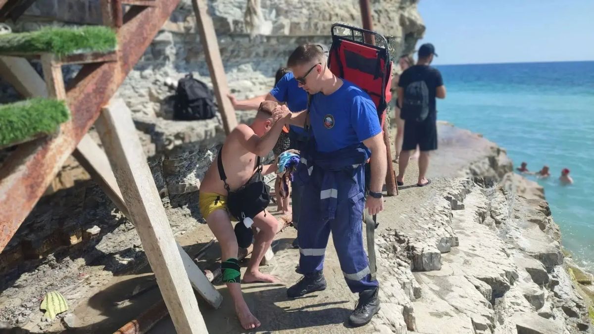 Спасатели эвакуировали травмированного туриста в районе пляжа «Сосновка» Спасатели эвакуировали травмированного туриста в районе пляжа «Сосновка»
