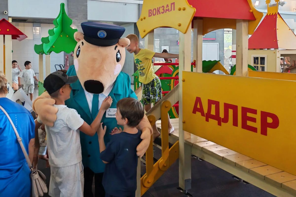 В Адлере торжественно встретили новый поезд «Таврия» из Москвы В Адлере торжественно встретили новый поезд «Таврия» из Москвы