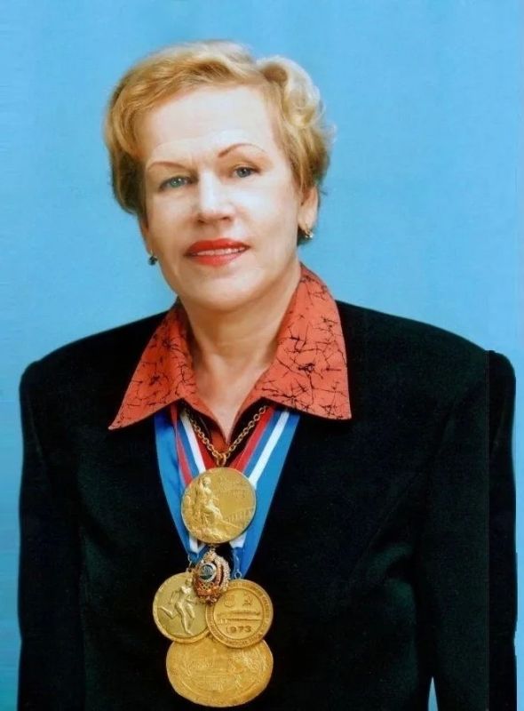 Поздравляем с Днем рождения олимпийскую чемпионку, трехкратную рекордсменку мира, тринадцатикратную чемпионку СССР и обладательницу "Золотой шиповки" Людмилу Ивановну Брагину! Поздравляем с Днем рождения олимпийскую чемпионку, трехкратную рекордсменку мира, тринадцатикратную чемпионку СССР и обладательницу "Золотой шиповки" Людмилу Ивановну Брагину!