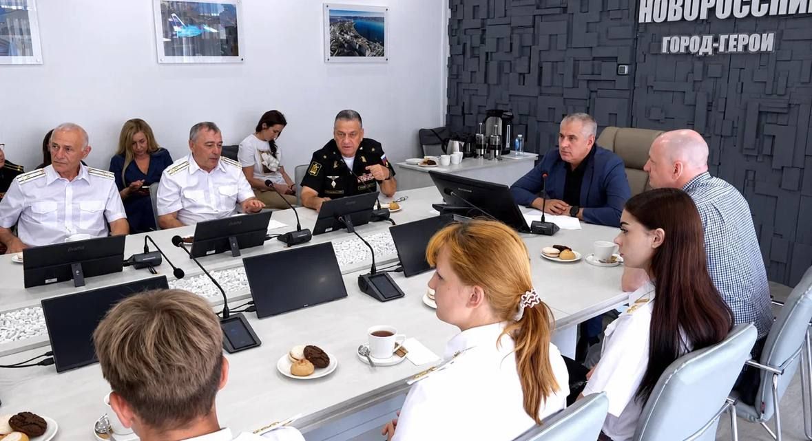 Встреча поколений: в администрации Новороссийска накануне Дня ВМФ прошла встреча ветеранов флота и морских кадет школы №16