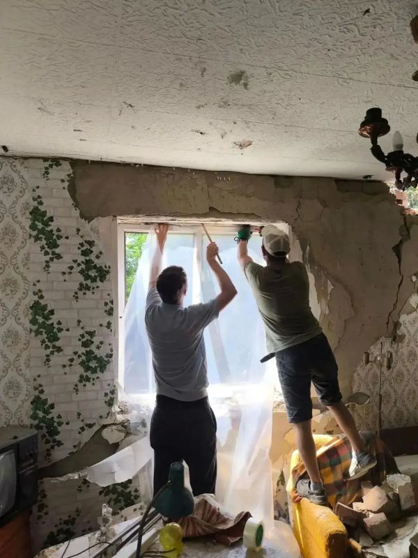 В Краснодаре продолжают устранять последствия ночного налёта беспилотников В Краснодаре продолжают устранять последствия ночного налёта беспилотников