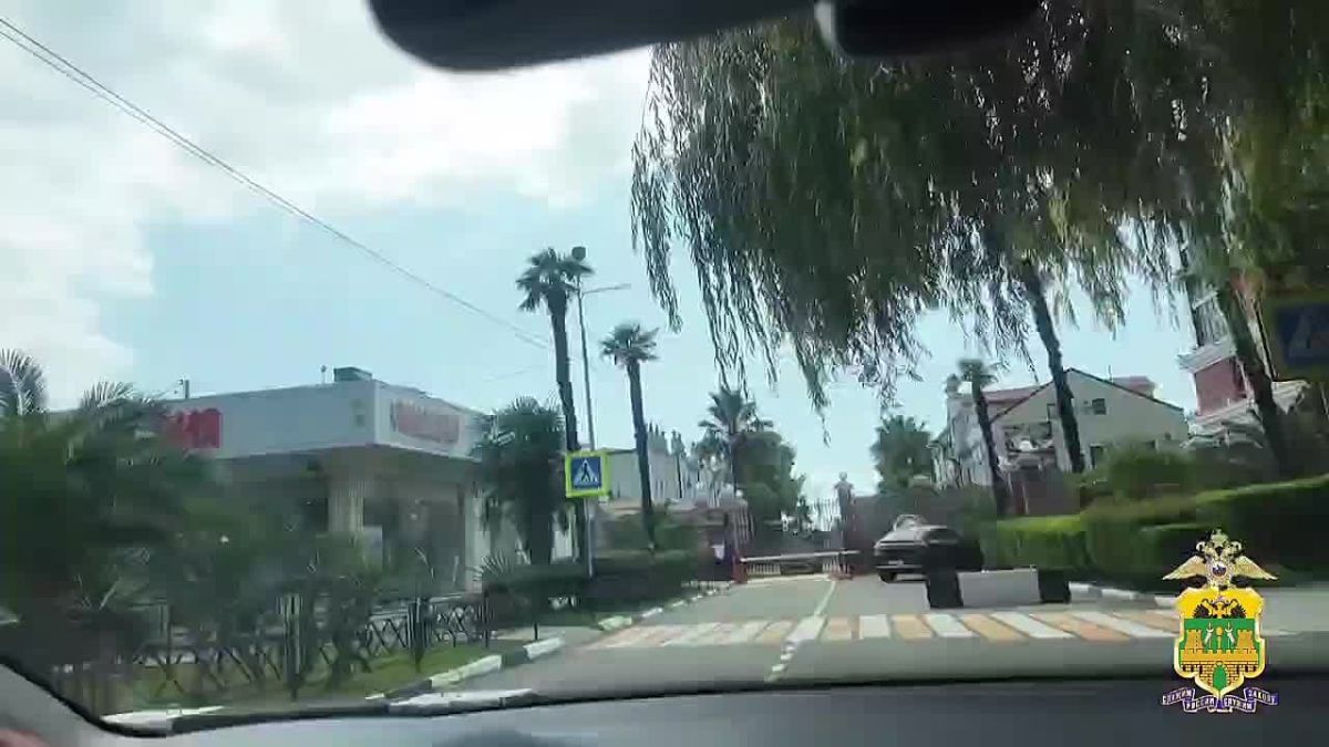 В поселке Лоо Лазаревского района Сочи госавтоинспекторы спасли годовалую девочку, которая потеряла сознание от отравления