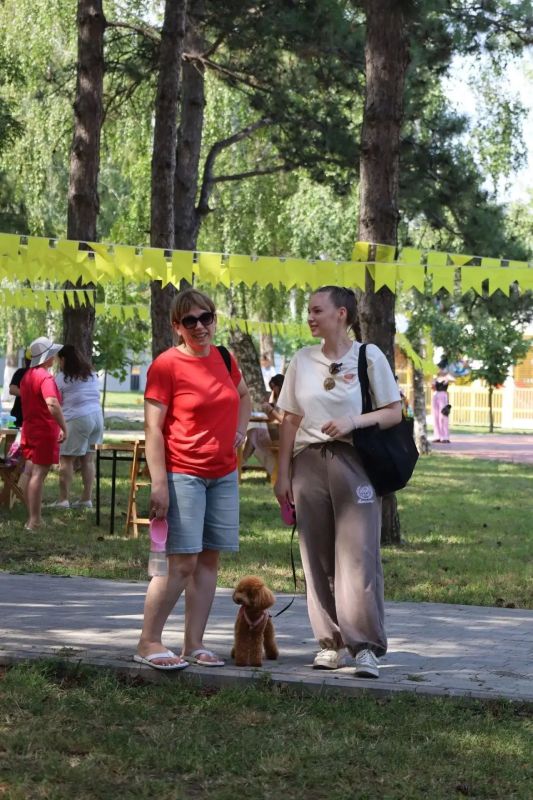 Игровые зоны на фестивале. Хотите, чтобы ваш хвостик вдоволь набегался и наигрался? Тогда вам точно на фестиваль! В парке «Сфинксы» работают специальные игровые зоны — здесь питомцы могут свободно резвиться, знакомиться и... Игровые зоны на фестивале. Хотите, чтобы ваш хвостик вдоволь набегался и наигрался? Тогда вам точно на фестиваль! В парке «Сфинксы» работают специальные игровые зоны — здесь питомцы могут свободно резвиться, знакомиться и...