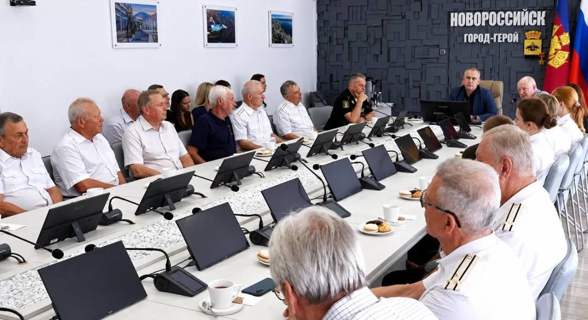 Встреча поколений: в администрации Новороссийска накануне Дня ВМФ прошла встреча ветеранов флота и морских кадет школы №16 Встреча поколений: в администрации Новороссийска накануне Дня ВМФ прошла встреча ветеранов флота и морских кадет школы №16