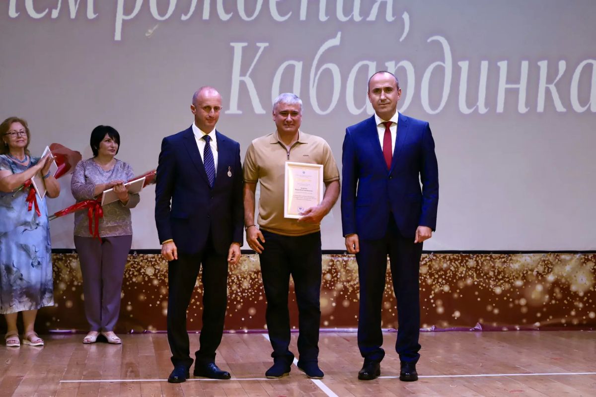 В юбилей Кабардинки наградили жителей, внесших вклад в развитие села В юбилей Кабардинки наградили жителей, внесших вклад в развитие села