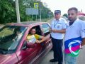 В Ейске госавтоинспекторы и волонтеры призывают водителей не оставлять летом детей в закрытых автомобилях