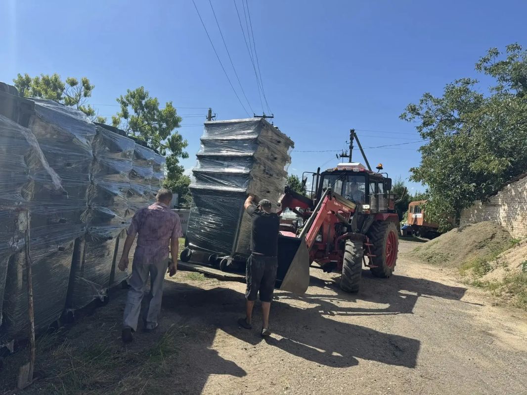 129 контейнеров для раздельного сбора ТКО по пилотному проекту сегодня получены Ясенским сельским поселением 129 контейнеров для раздельного сбора ТКО по пилотному проекту сегодня получены Ясенским сельским поселением