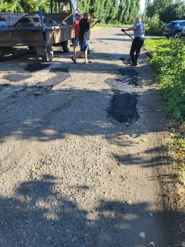 В Александровском сельском поселении приступили к ямочному ремонту дорог В Александровском сельском поселении приступили к ямочному ремонту дорог