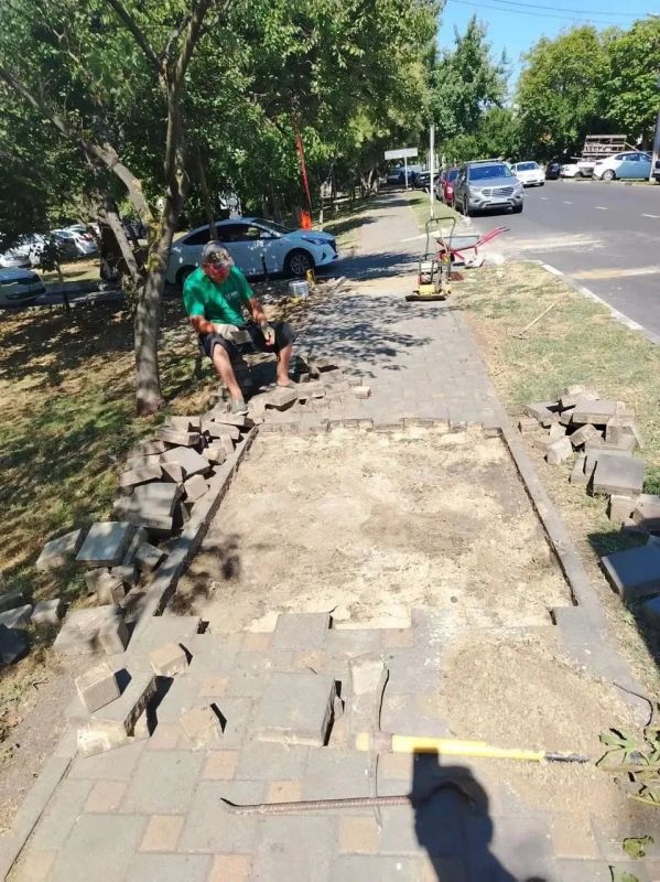 В Анапе продолжаются ежедневные работы по благоустройству В Анапе продолжаются ежедневные работы по благоустройству