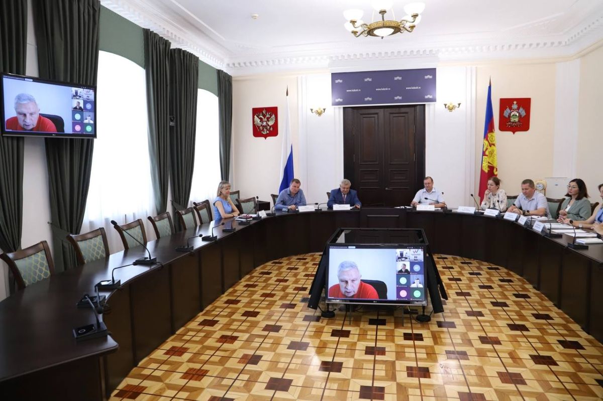 В режиме видео-конференц-связи председатель финансово-бюджетного комитета Иван Артеменко провел совместное заседание комитетов ЗСК, посвященное рассмотрению предложений по изменению государственных программ Кубани