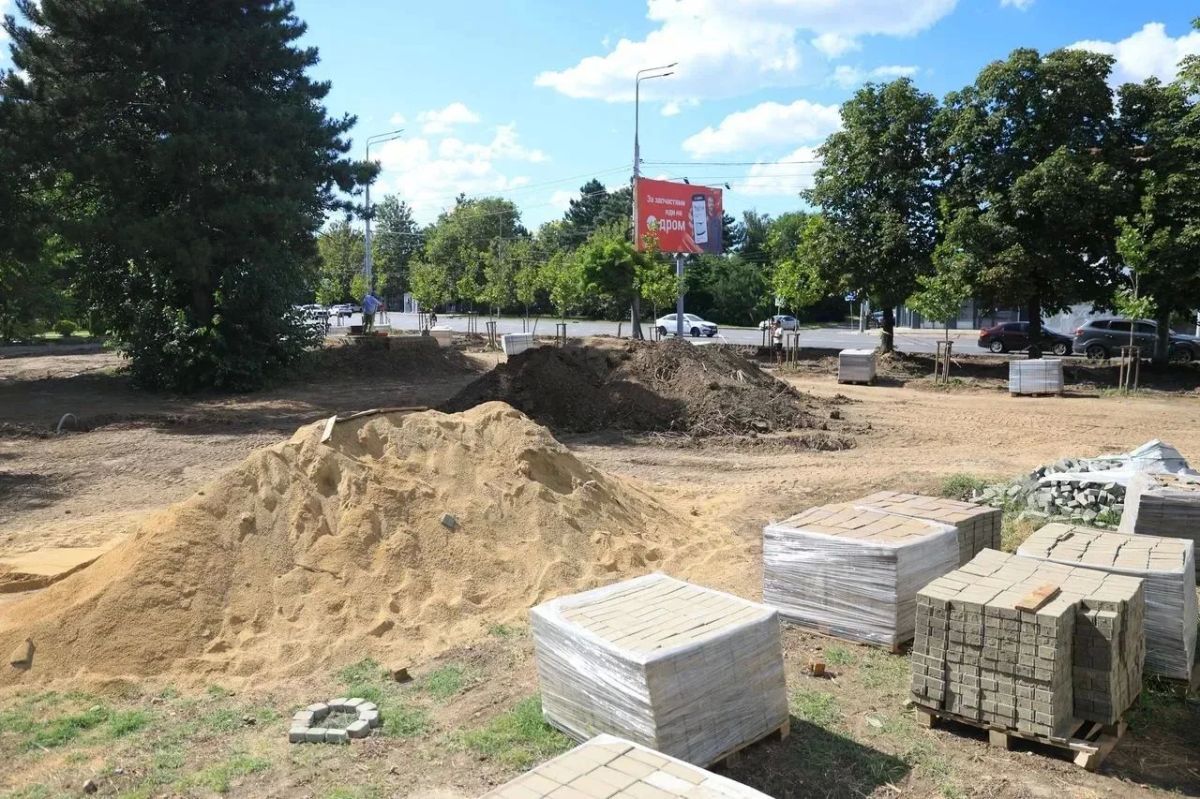 Евгений Наумов проверил ход благоустройства 2-й очереди сквера Пограничников Евгений Наумов проверил ход благоустройства 2-й очереди сквера Пограничников