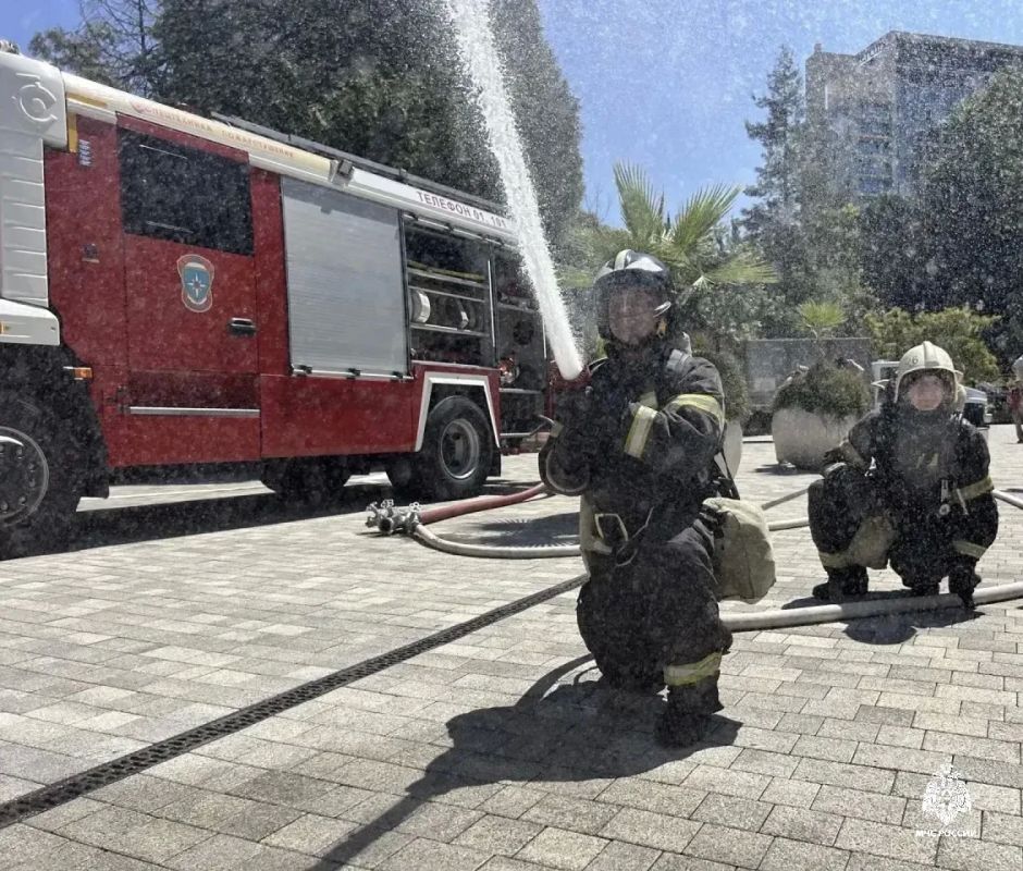 В Сочи состоялись совместные учения экстренных служб в концертном зале «Фестивальный» В Сочи состоялись совместные учения экстренных служб в концертном зале «Фестивальный»