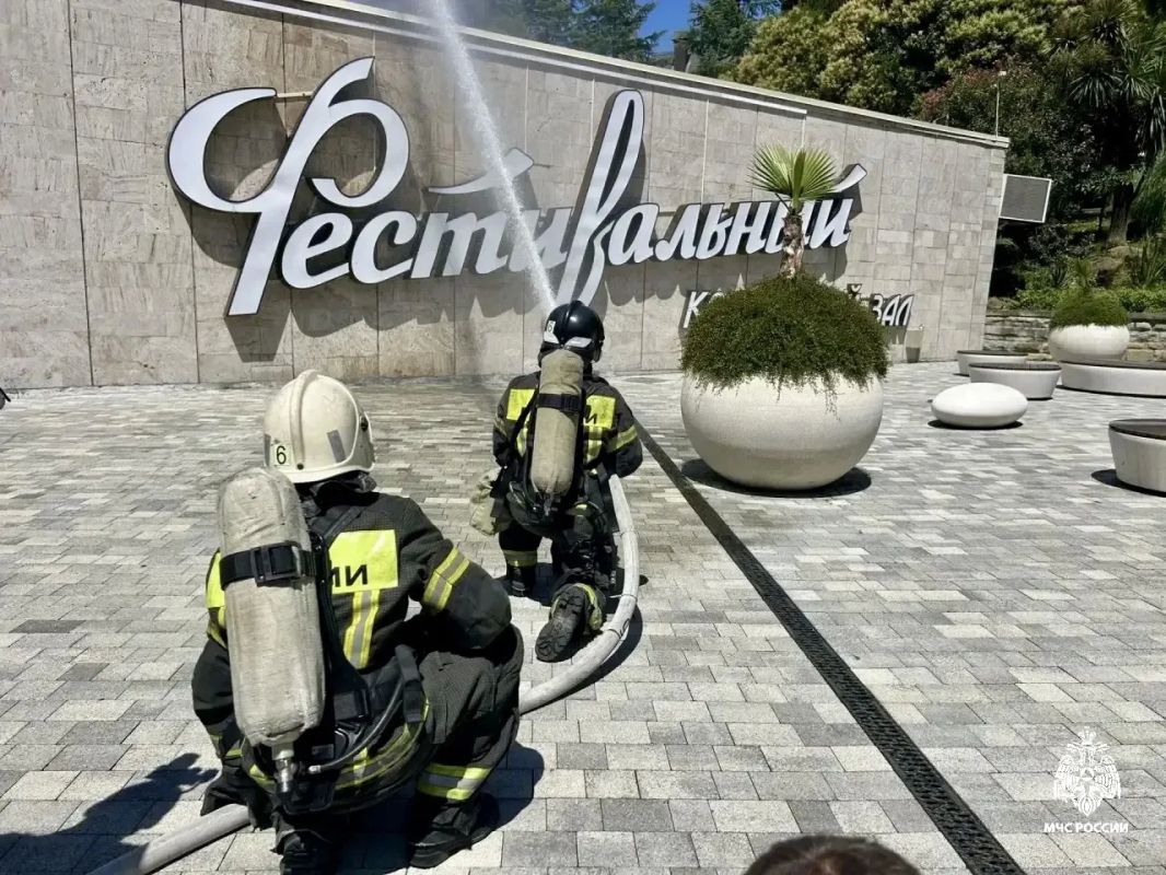 В Сочи состоялись совместные учения экстренных служб в концертном зале «Фестивальный» В Сочи состоялись совместные учения экстренных служб в концертном зале «Фестивальный»