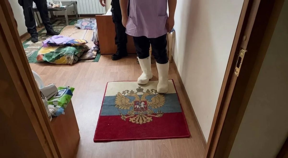 В Нижегородской области мигранты использовали триколор в качестве коврика для грязных ног — возбуждено уголовное дело
