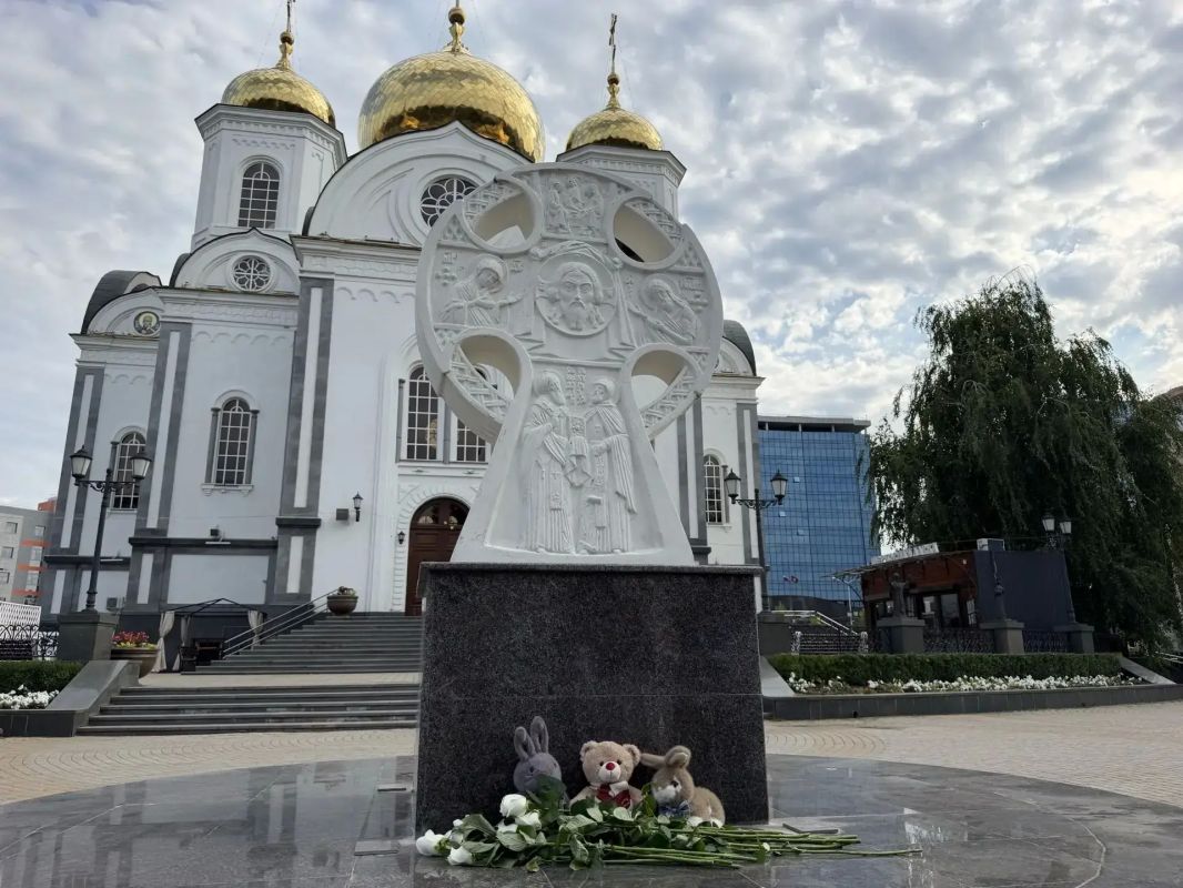 Стихийный мемориал в память о погибших при атаке БПЛА в Архипо-Осиповке появился в Краснодаре