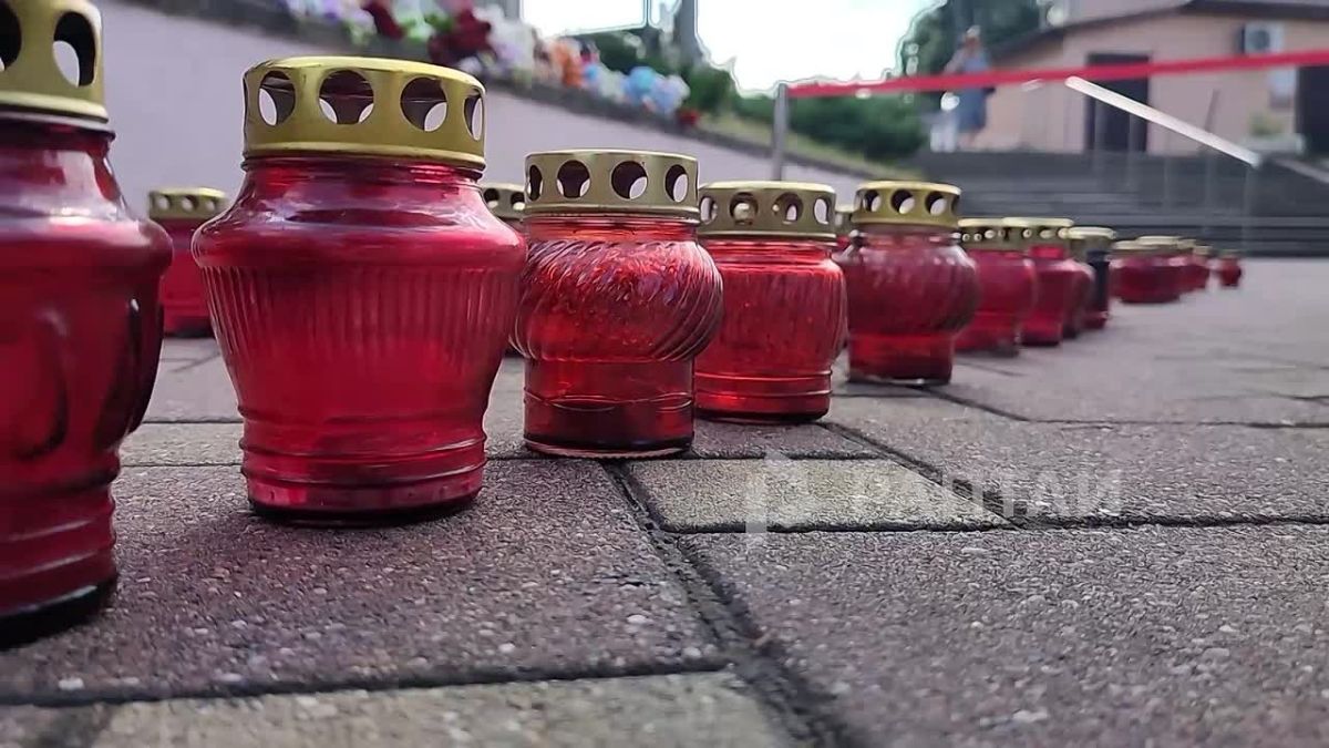 «Мы пришли положить игрушку. Вчера погибли дети. У кого болит сердце, они, как мы, приходят сюда»: жители села Архипо-Осиповка под Геленджиком открыли стихийный мемориал в память погибших после вчерашнего удара ВСУ В...