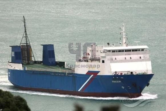 Украинские беспилотники атаковали сухогруз «Nadezhda», плавающий под флагом Камеруна, вблизи берегов Новороссийска
