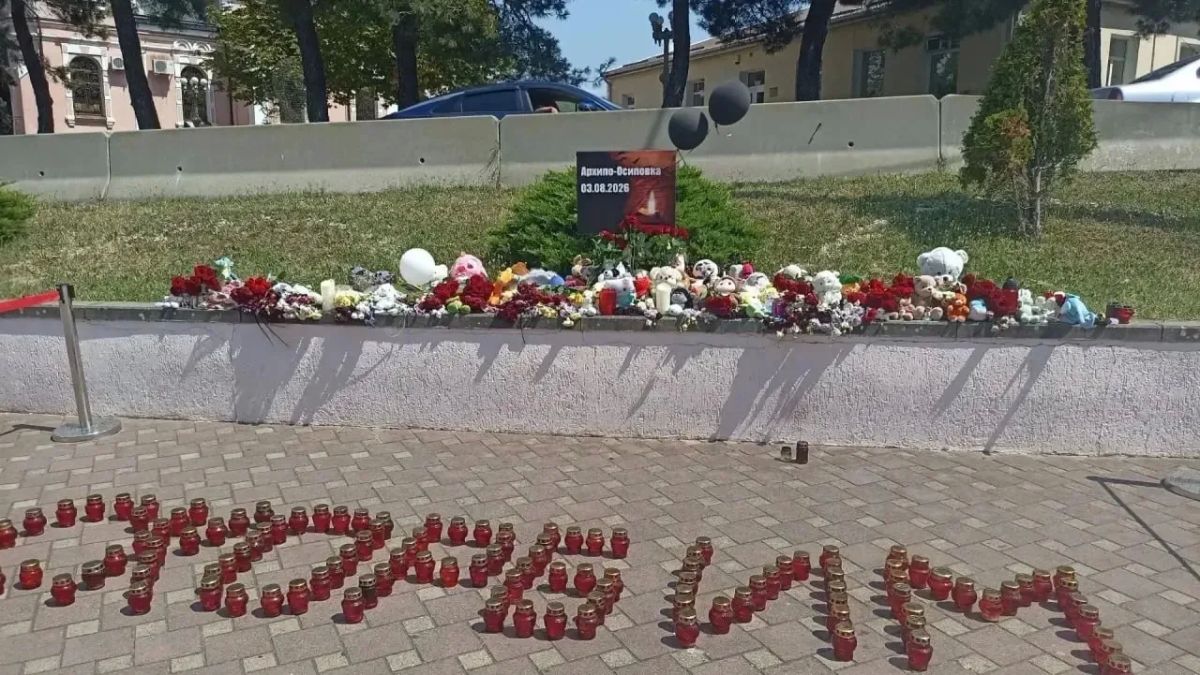 В Архипо-Осиповке у стихийного мемориала возле Дома культуры прошла заупокойная молитва по погибшим в результате атаки беспилотников