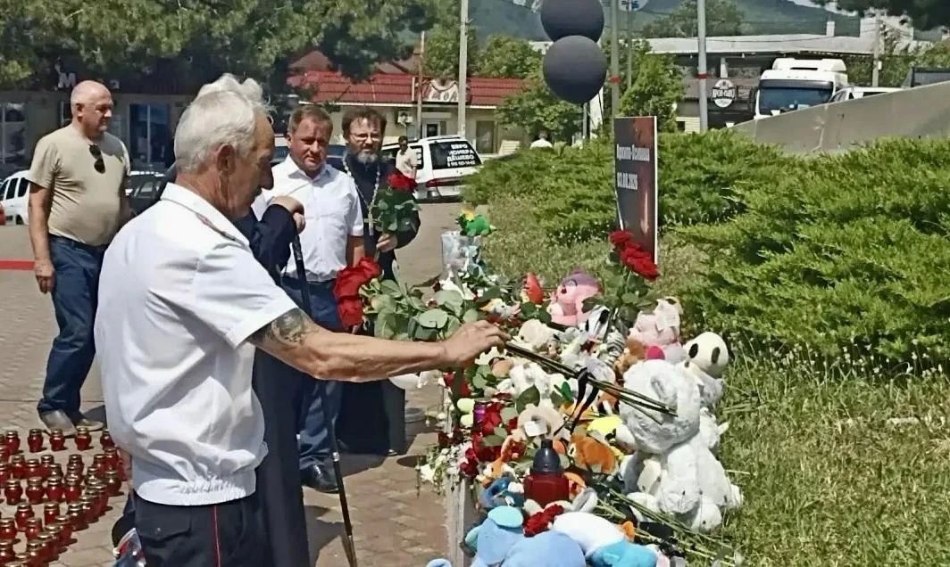 Память погибших в результате атаки ВСУ на пляж в Архипо-Осиповке почтили у стихийного мемориала